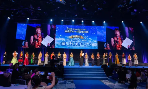 Award presenter on stage at the Diana Japan Incentive 2024