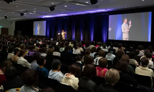 speaker on stage at the Diana Japan Incentive 2024