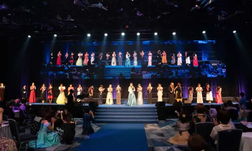 Award receiver delivering speech on stage at the Diana Japan Incentive 2024